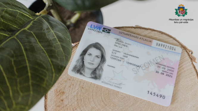 Uzturēšanās atļaujas karte uz galda