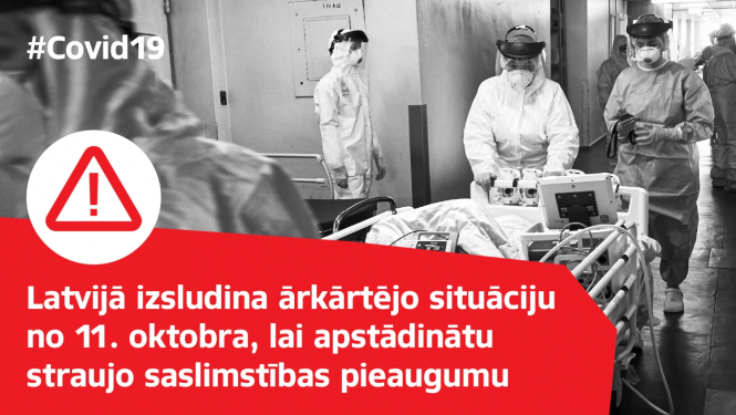 Melnbalta bilde ar ārstiem aizsargtērpos slimnīcas koridorī