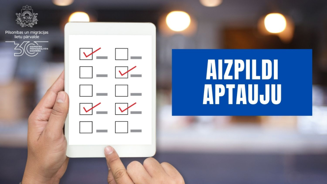 Rokās turētais planšetdators, ar aptaujas logiem, uzraksts "Aizpildi aptauju"