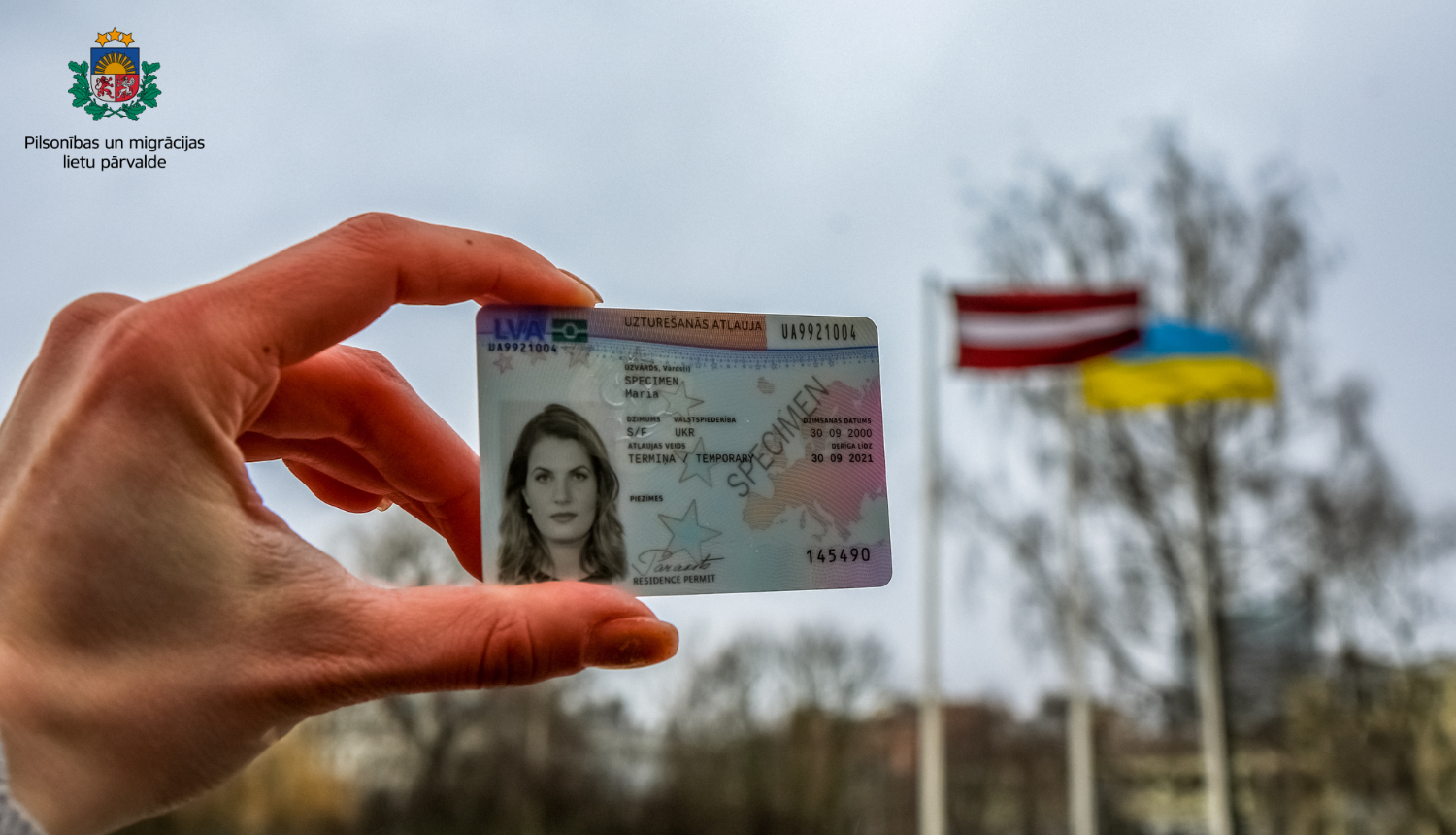 Uzturēšanās atļauja uz Latvijas un Ukrainas karogu fona