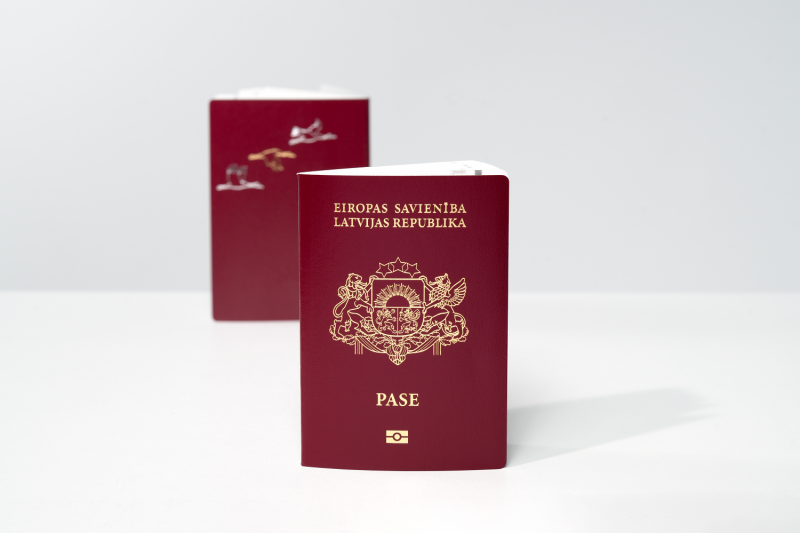 Latvijas pilsoņa jaunā parauga pases priekšējais un aizmugurējais vāks