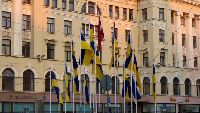 Latvijas un Ukrainas karogi