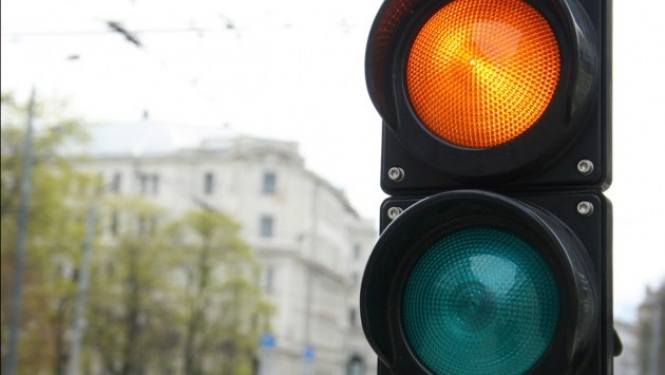 Traffic light with yellow and green lights