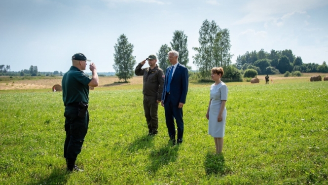 Premjers un iekšlietu ministre pierobežā