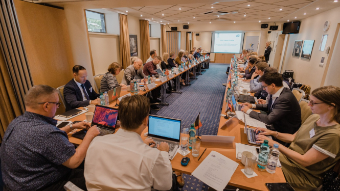GDISC sanāksme - sanāksmes dalībnieki sēž pie galda