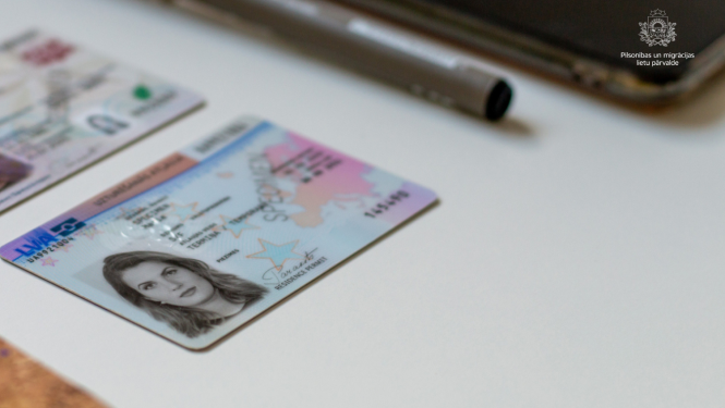 Uzturēšanās atļaujas karte uz galda