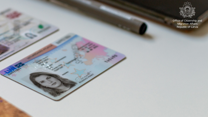 Uzturēšanās atļaujas karte uz galda