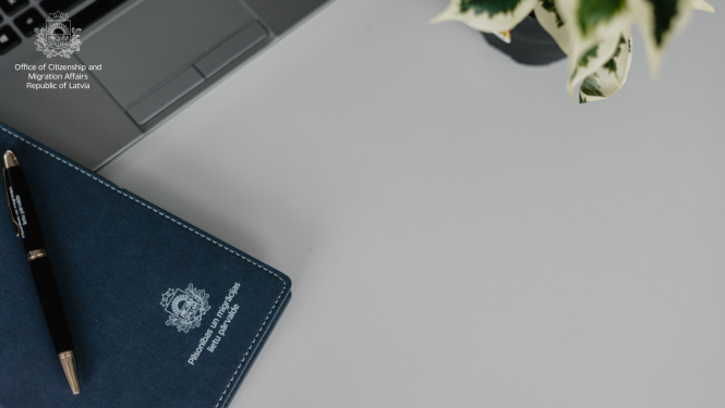 Plānotājs ar Pārvaldes logo ar pildspalvu uz galda