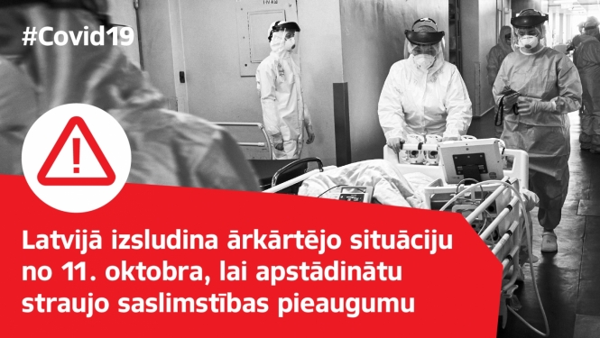 Melnbalta bilde ar ārstiem aizsargtērpos slimnīcas koridorī