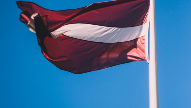 Plīvojošs Latvijas karogs