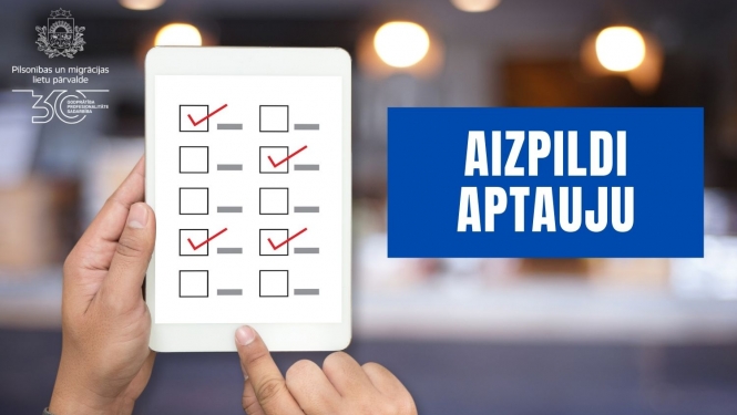 Rokās turētais planšetdators, ar aptaujas logiem, uzraksts "Aizpildi aptauju"