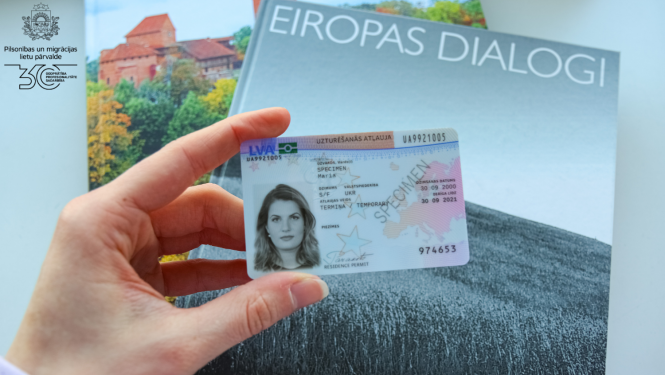 Jaunā parauga uzturēšanās atļaujas foto, fonā grāmata "Eiropas dialogi"