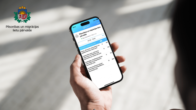 Mobilais telefons rokā -plaukstā