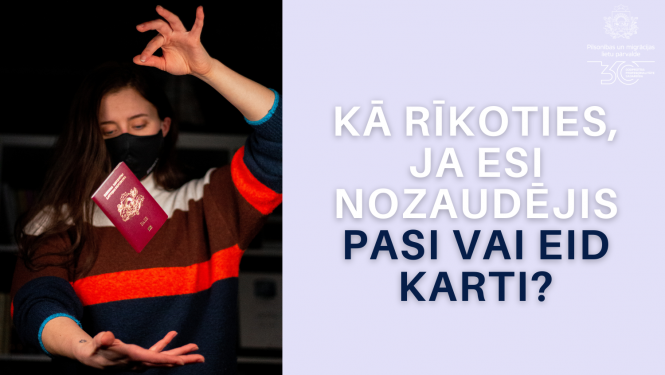 Jauna sieviete spēlējas ar Latvijas pasi, ģērbta džemperī ar spilgtām līnijām un melno fonu aizmugurē