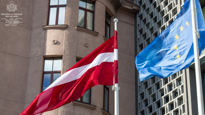 Latvijas karogs un Eiropas Savienības karogs