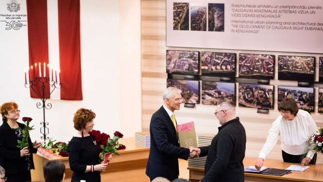 Premjerministrs Arturs Kariņš sveic cilvēku, kurš kļuva par Latvijas pilsoni naturalizācijas kārtībā