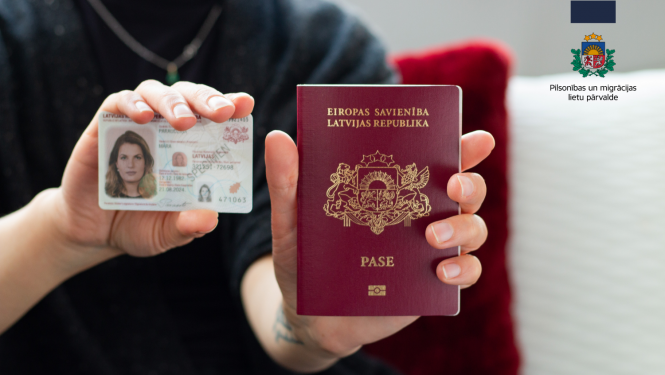 Sievietes rokā: pase un eID karte