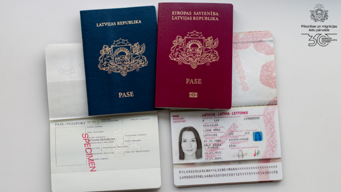 Uz galda četras pases: Latvijas pilsoņa un Latvijas nepilsoņa pases, UN DIVAS PASES ATVĒRTĀ VEIDĀ