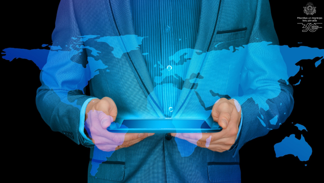 Pasaules karte, kas "iziet" no planšetdatora