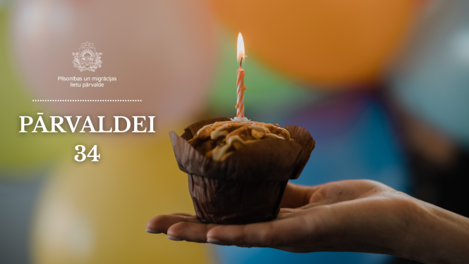 Kūciņa ar sveci uz rokas