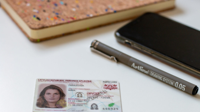 Uz galda mobilais telefons un eID karte