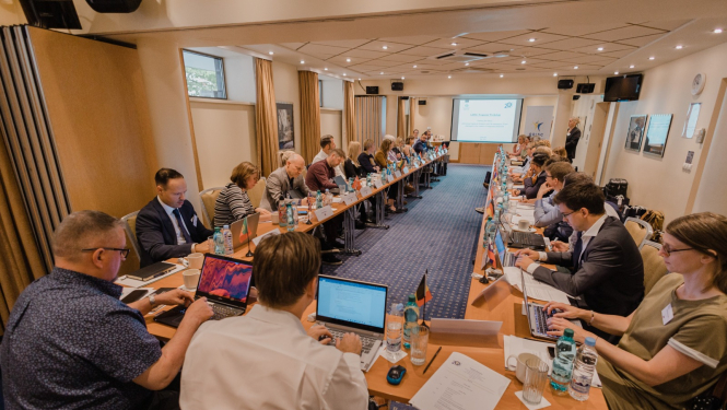 GDISC sanāksme - sanāksmes dalībnieki sēž pie galda