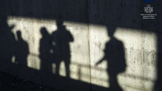 Cilvēku ēnas uz sienas an anglisko PMLP ģērboni