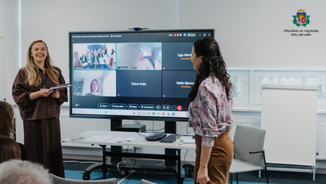 Pārvaldes eksperti prezentē projektu 