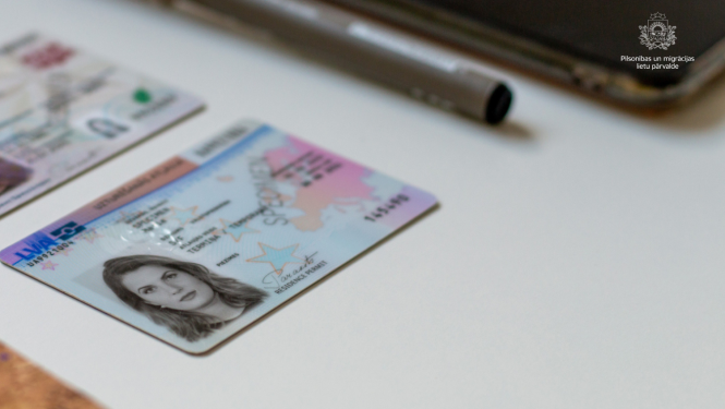 Uzturēšanās atļaujas karte uz galda