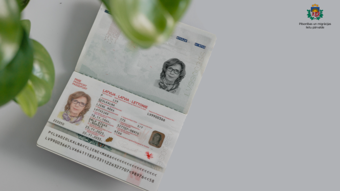 Atvērta pase uz galda
