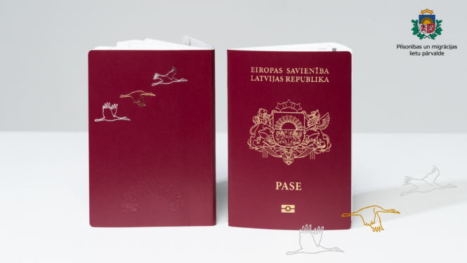 Latvijas pase uz gaišā fona