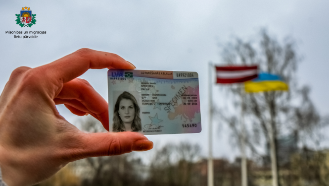 Uzturēšanās atļauja uz Latvijas un Ukrainas karogu fona