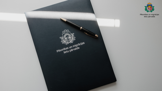 Grāmata ar PMLP logo un pildspalvu