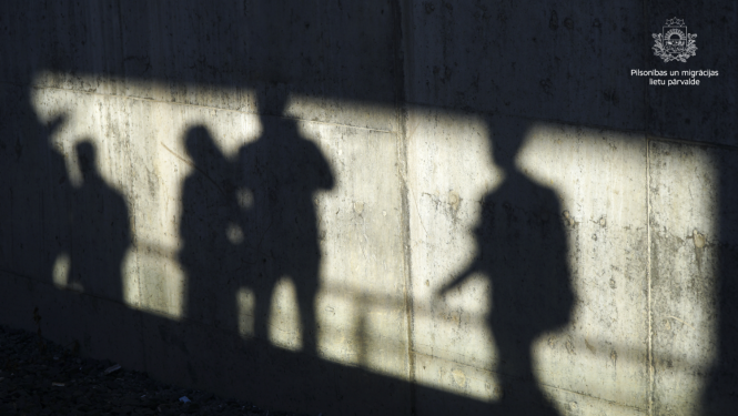 Cilvēku ēnas uz sienas