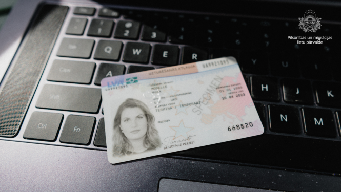 uzturēšanās atļaujas karte uz datora klaviatūras fona