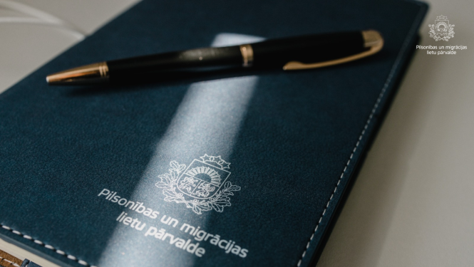 Plānotājs ar Pārvaldes ģērboni un pildspalvu