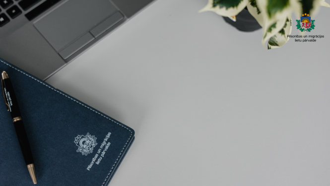 uz galda: Dators, plānotājs un pildspalva