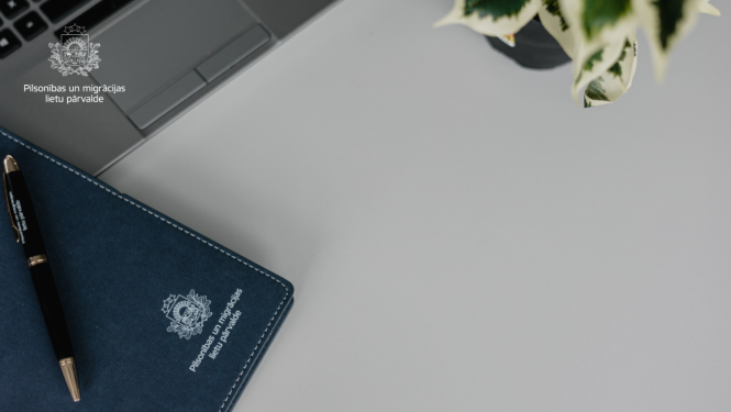 Uz galda: dators, plānotājs un pildspalva