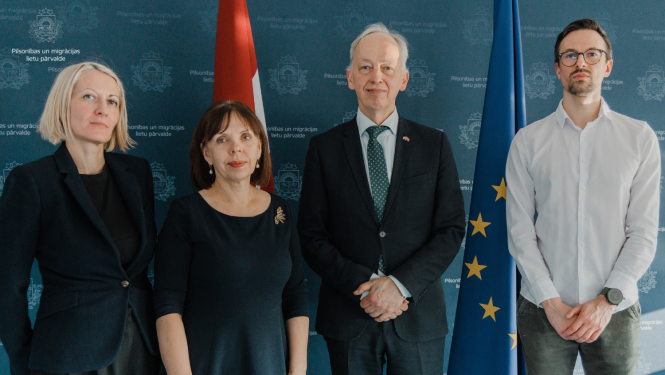 Dalībnieku bilde - tikšanās ar Nīderlandes vēstnieku. Fotogrāfijā Nīderlandes vēstnieks Carl Peersman un PMLP eksperti