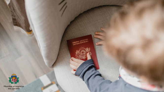 Bērna galva ar pasi