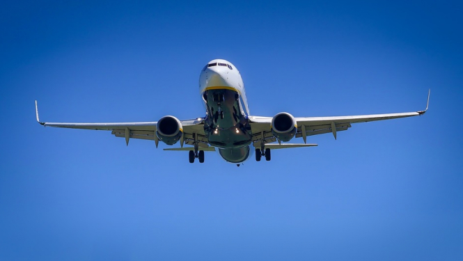 Lidmašīna gaisā, zilas debesis