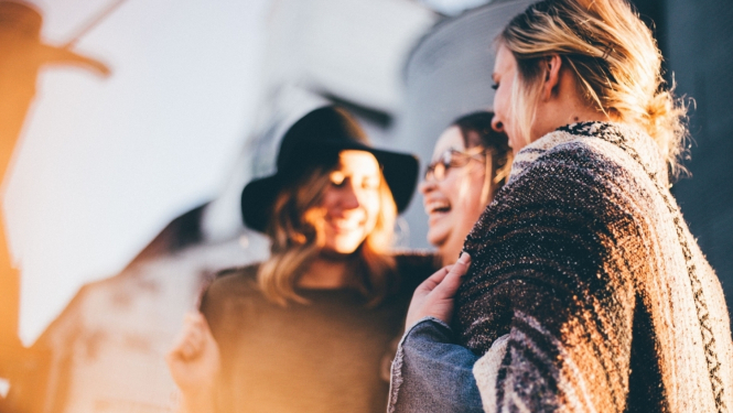 Priecīgi cilvēki smejas