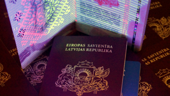 Pase zem ultravioleta starojuma