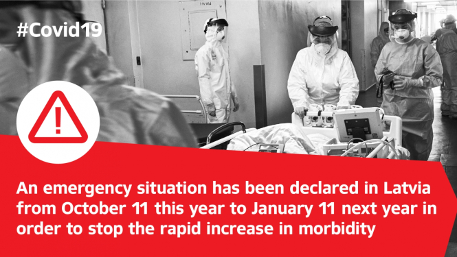 Melnbalta bilde ar ārstiem aizsargtērpos slimnīcas koridorī