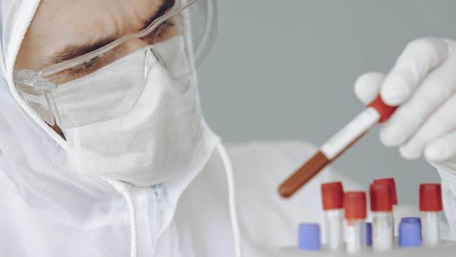 Laboratorijas darbinieks pēta analīzes