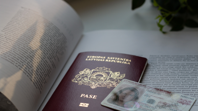 eID karte un ase kopā, uz atvērtas grāmatas