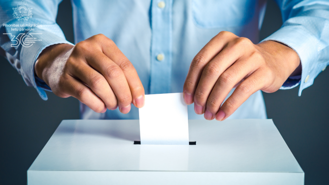 CIlvēka rokas, kas met aploksni urnā