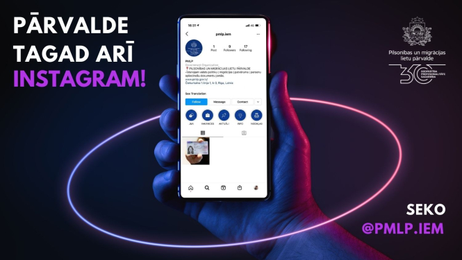 Mobilais telefons rokā uz tumša fonā ar kvēlojošām neona krāsām