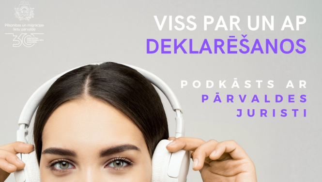 Jaunas sievietes galva ar lielām baltām austiņām, un grafiskais uzraksts "Viss par un ap deklarēšanos. Podkāsts ar pārvaldes juristi"