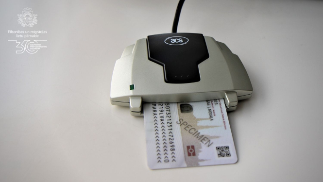 Viedkāršu lasītājs ar ievietotu eID karti uz galda